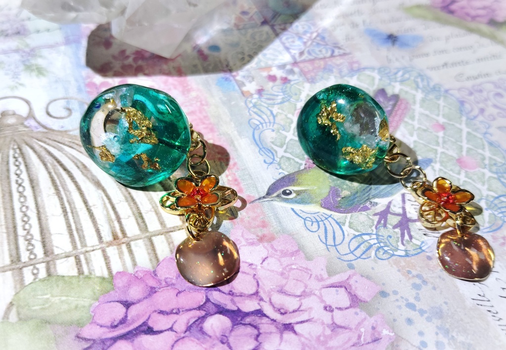 深緑と小花のイヤリング