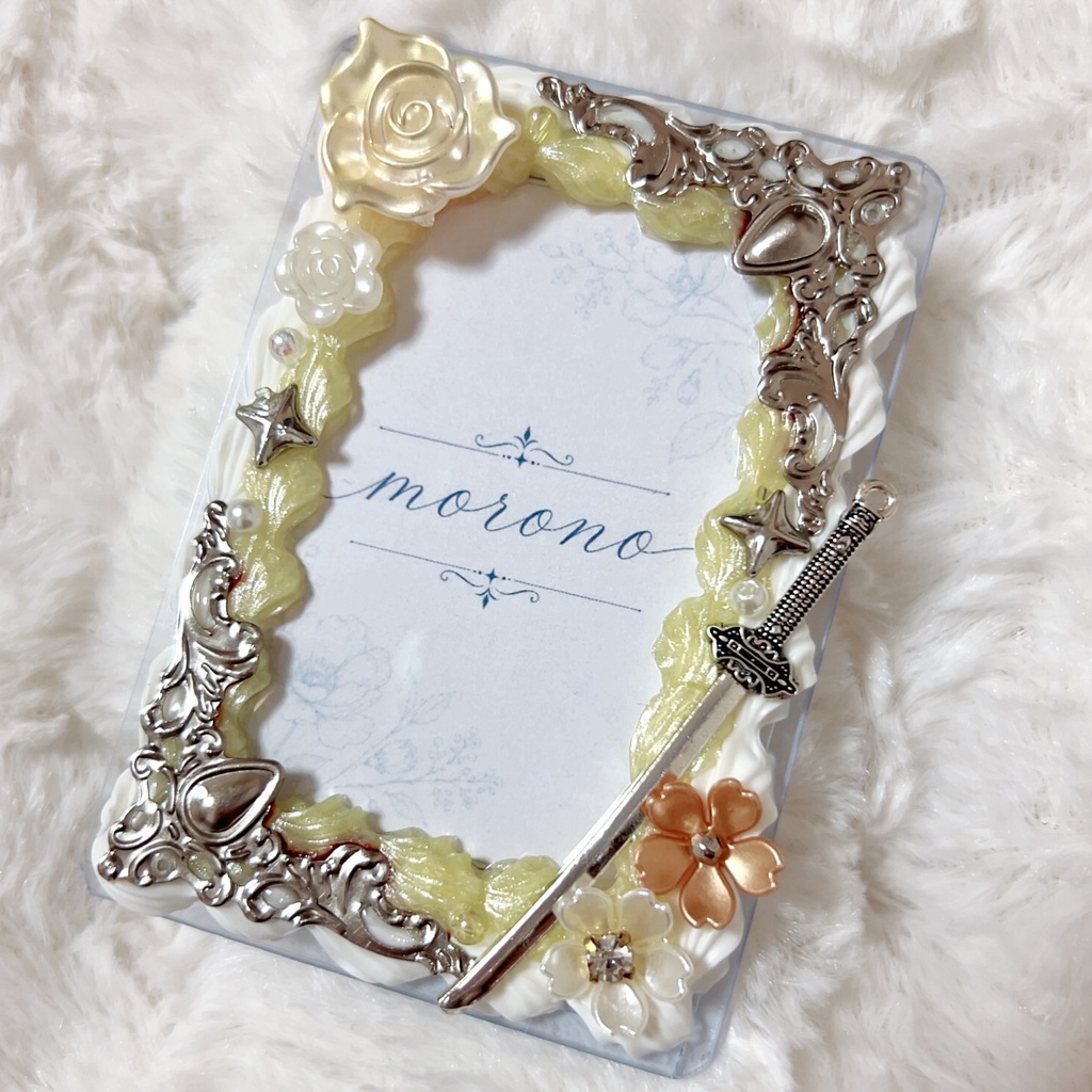 B8 ホイップデコ　トレカケース　ホワイト×イエロー　刀　薔薇