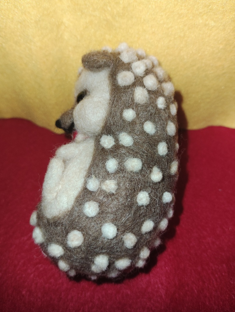 起き上がれないハリネズミ