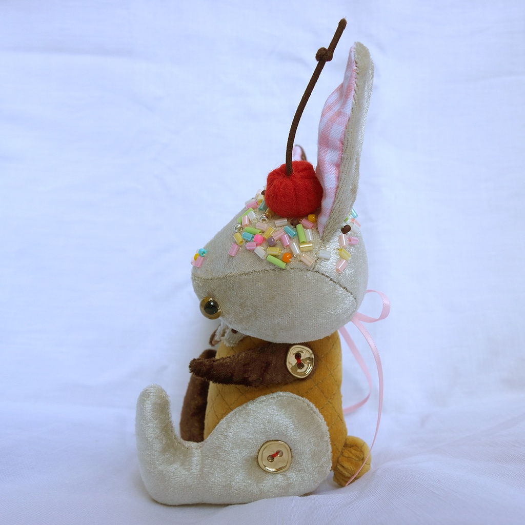 “アイスクリンなふたごのうさぎ” チョコレートとバニラ 個展「理想の部屋」