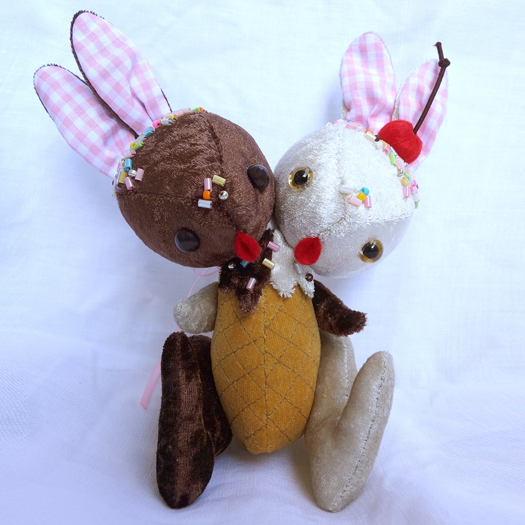 “ｱｲｽｸﾘﾝなふたごのうさぎ”　チョコレートとバニラ　個展「理想の部屋」