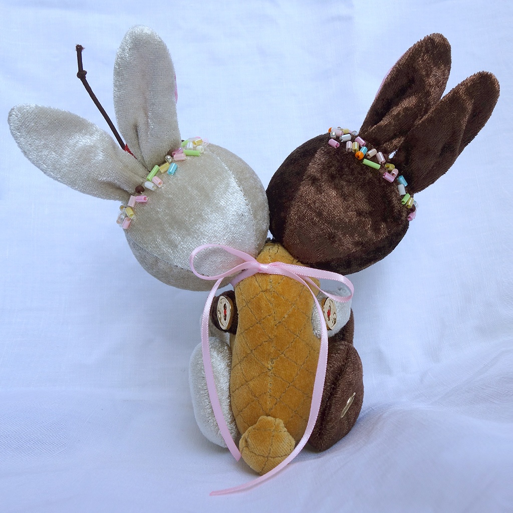 “アイスクリンなふたごのうさぎ” チョコレートとバニラ 個展「理想の部屋」