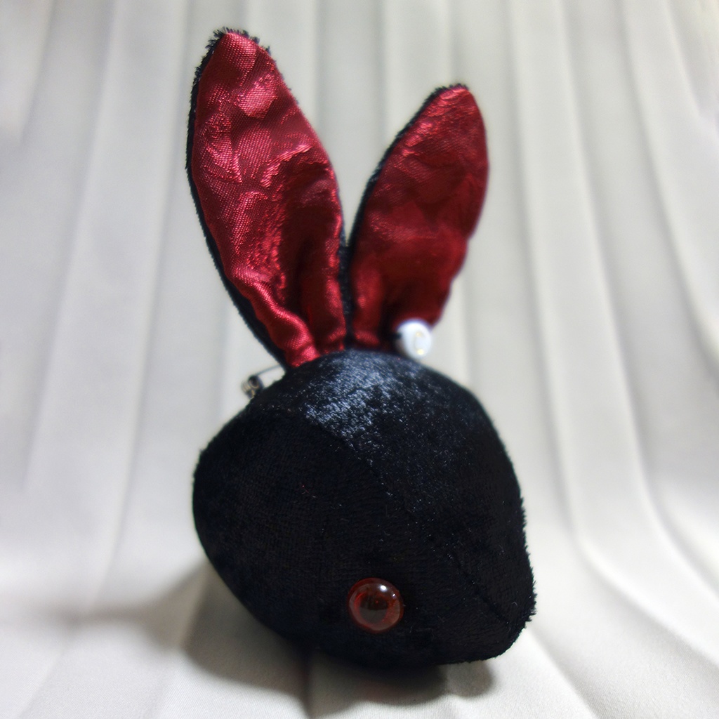 おかおブローチ　クロ×レッド