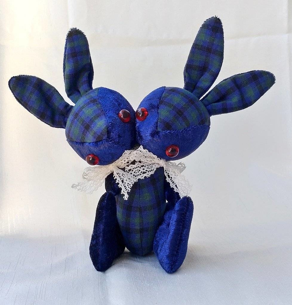 ネイビーチェックなふたつあたまのうさぎ