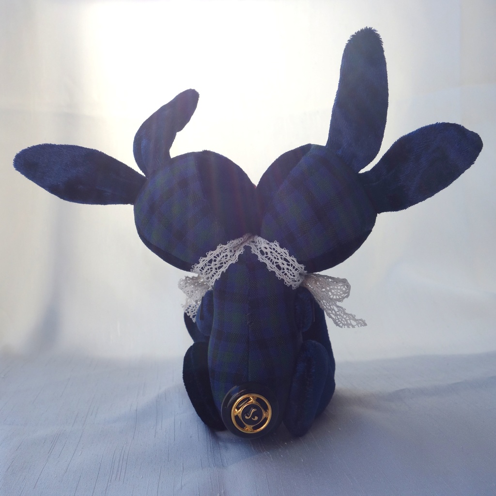 ネイビーチェックなふたつあたまのうさぎ