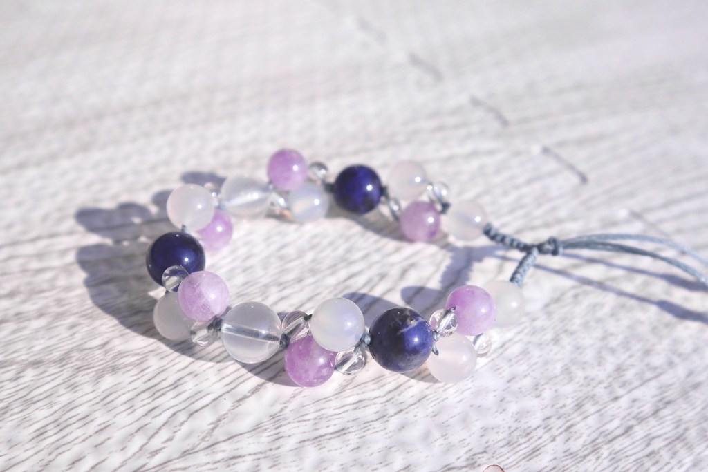 ラピスラズリ/ホワイトオニキス/ミルキーアメジスト/水晶使用　マクラメ編みブレスレット