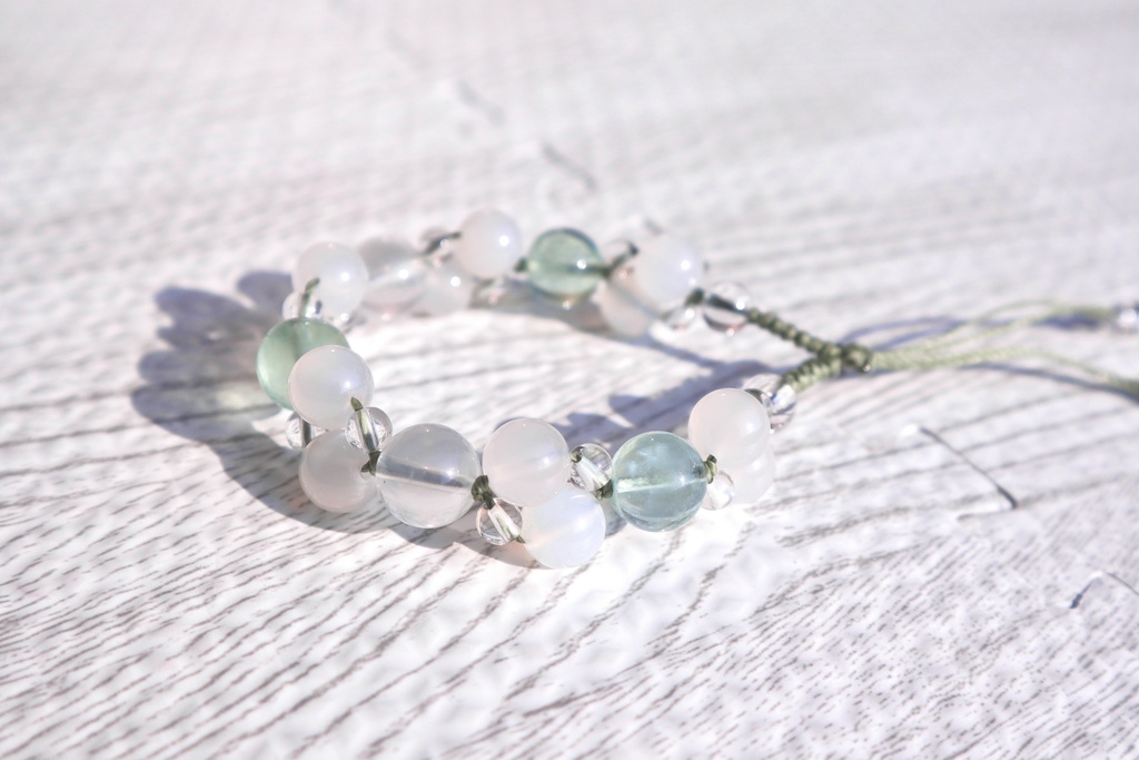 フローライト/ミルキークウォーツ/ホワイトオニキス/水晶使用　マクラメ編みブレスレット