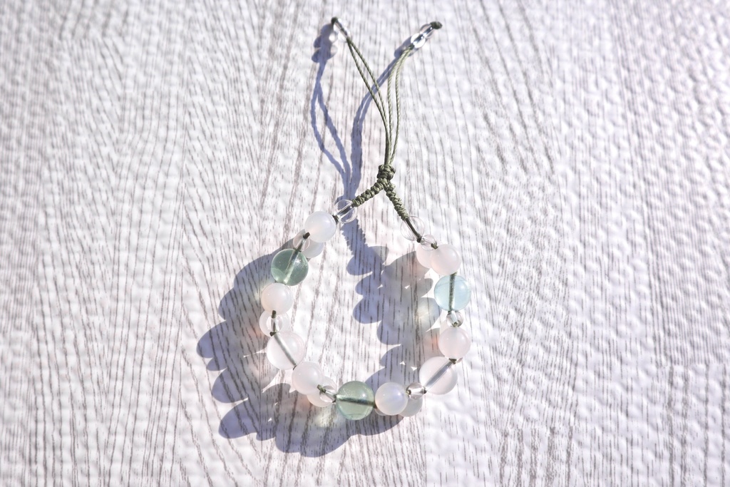 フローライト/ミルキークウォーツ/ホワイトオニキス/水晶使用 マクラメ編みブレスレット