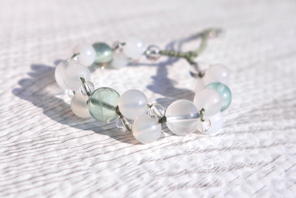 フローライト/ミルキークウォーツ/ホワイトオニキス/水晶使用 マクラメ編みブレスレット