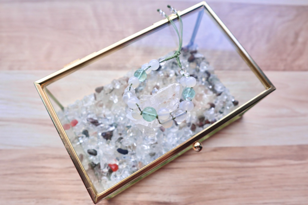 フローライト/ミルキークウォーツ/ホワイトオニキス/水晶使用 マクラメ編みブレスレット