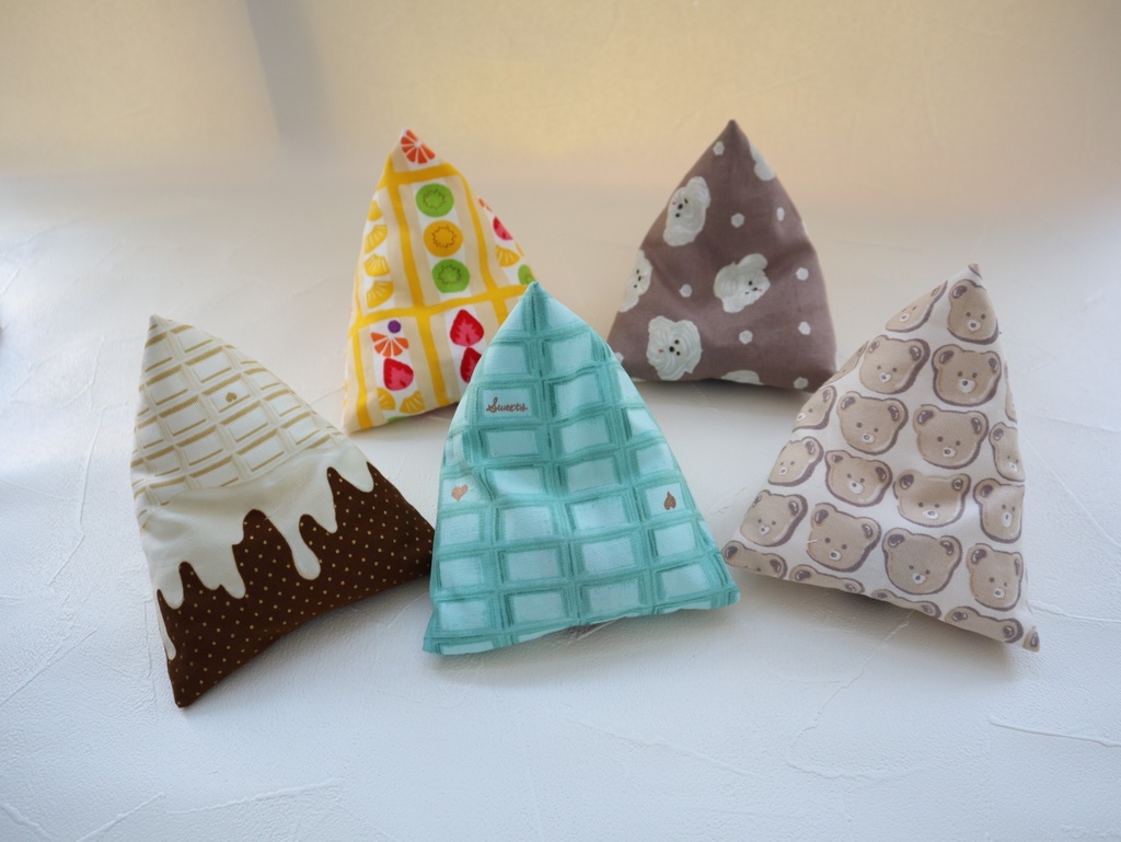 サンカククッションポーチ