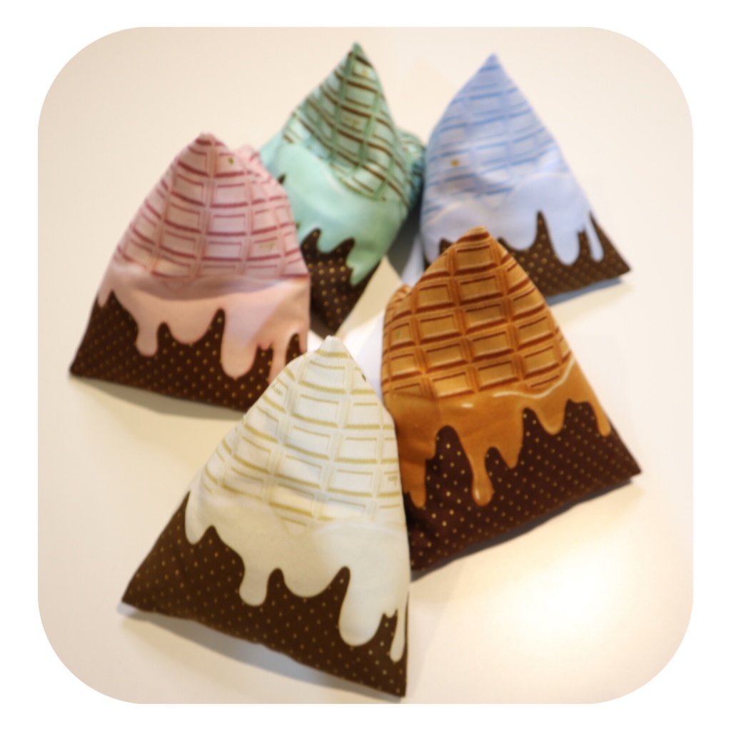 【2/26(日) 11時〜 通販分】サンカククッションポーチ