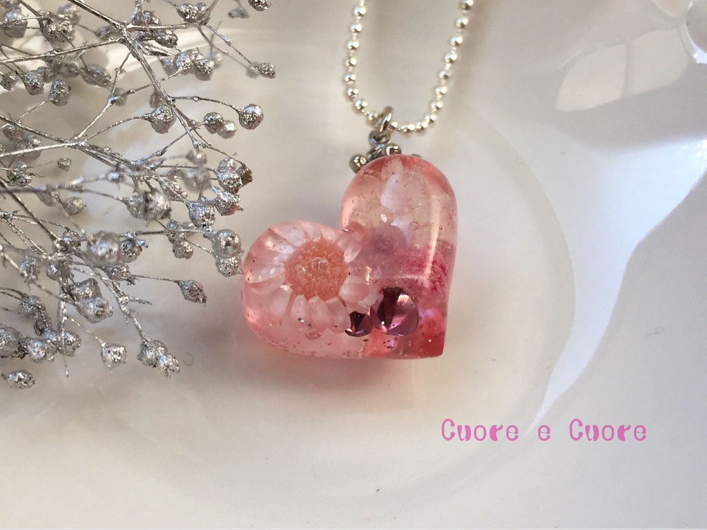 苺色ぷっくりハートのチャーム