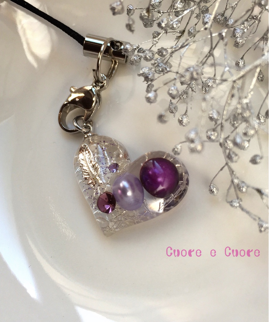 紫パールのぷっくりハートストラップ