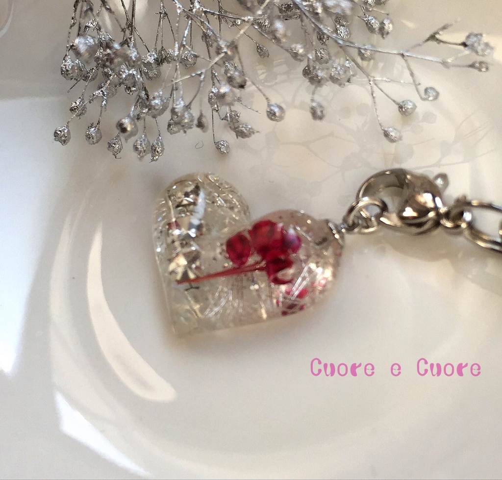 赤いかすみ草のぷっくりハートストラップ