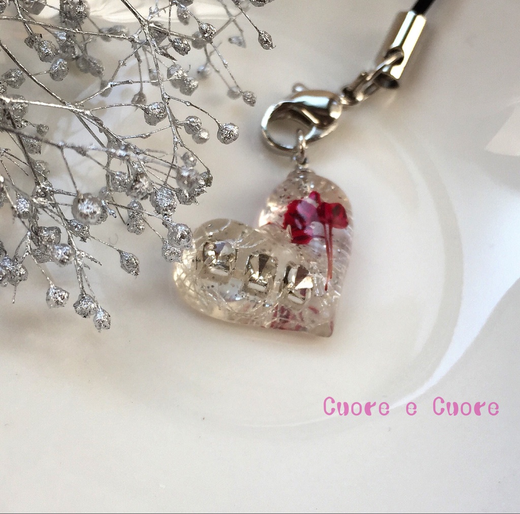 赤いかすみ草のぷっくりハートストラップ