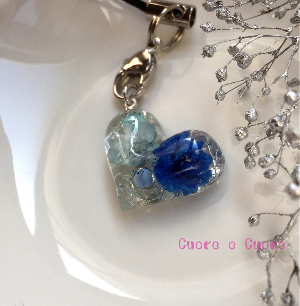 青いかすみ草のぷっくりハートストラップ