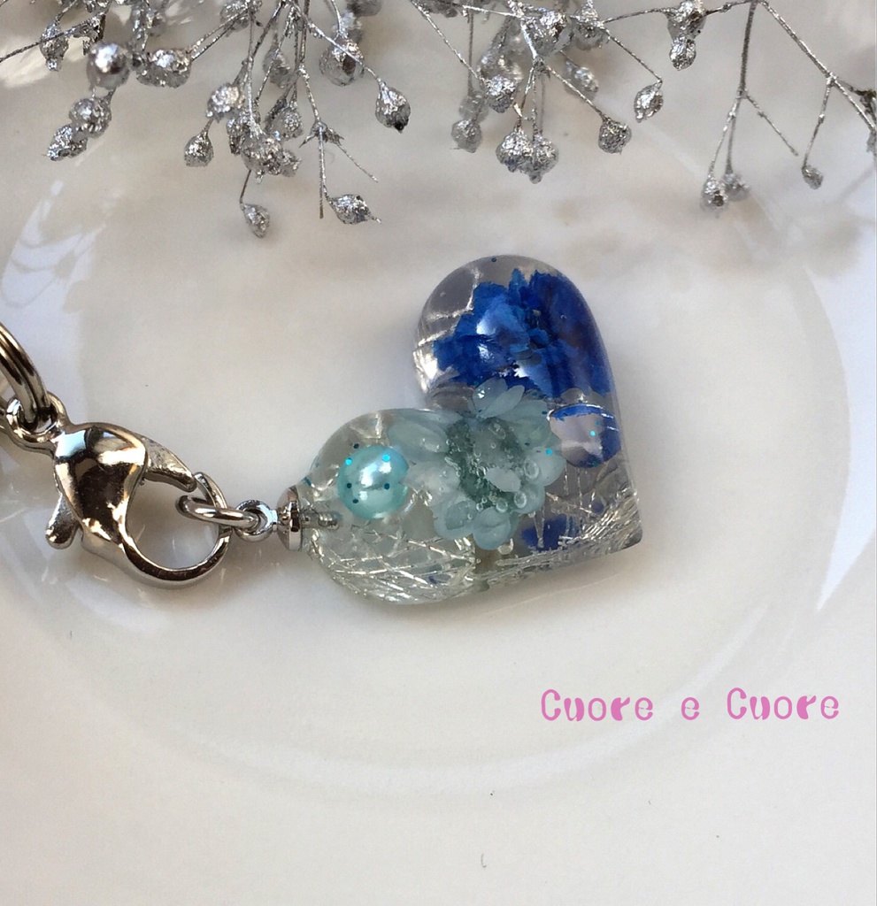 青いかすみ草のぷっくりハートストラップ