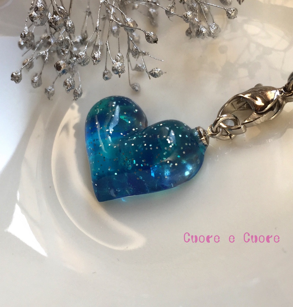 コバルトブルーのぷっくりハートストラップ