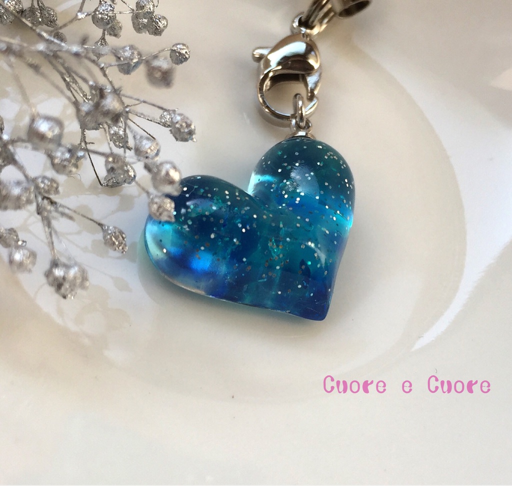 コバルトブルーのぷっくりハートストラップ