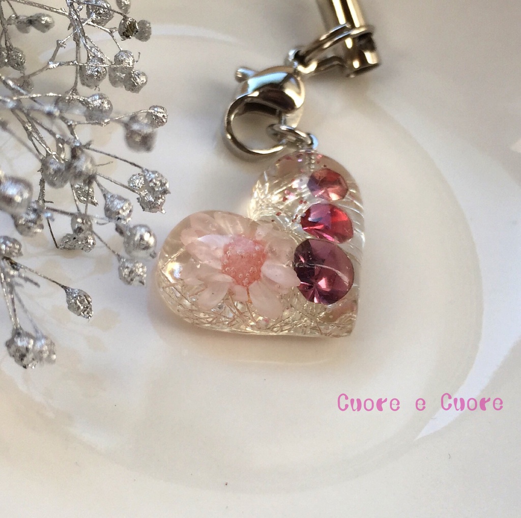 ピンクダイヤとお花のぷっくりハートストラップ