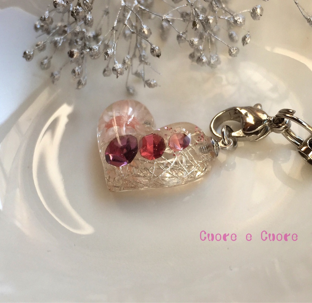 ピンクダイヤとお花のぷっくりハートストラップ