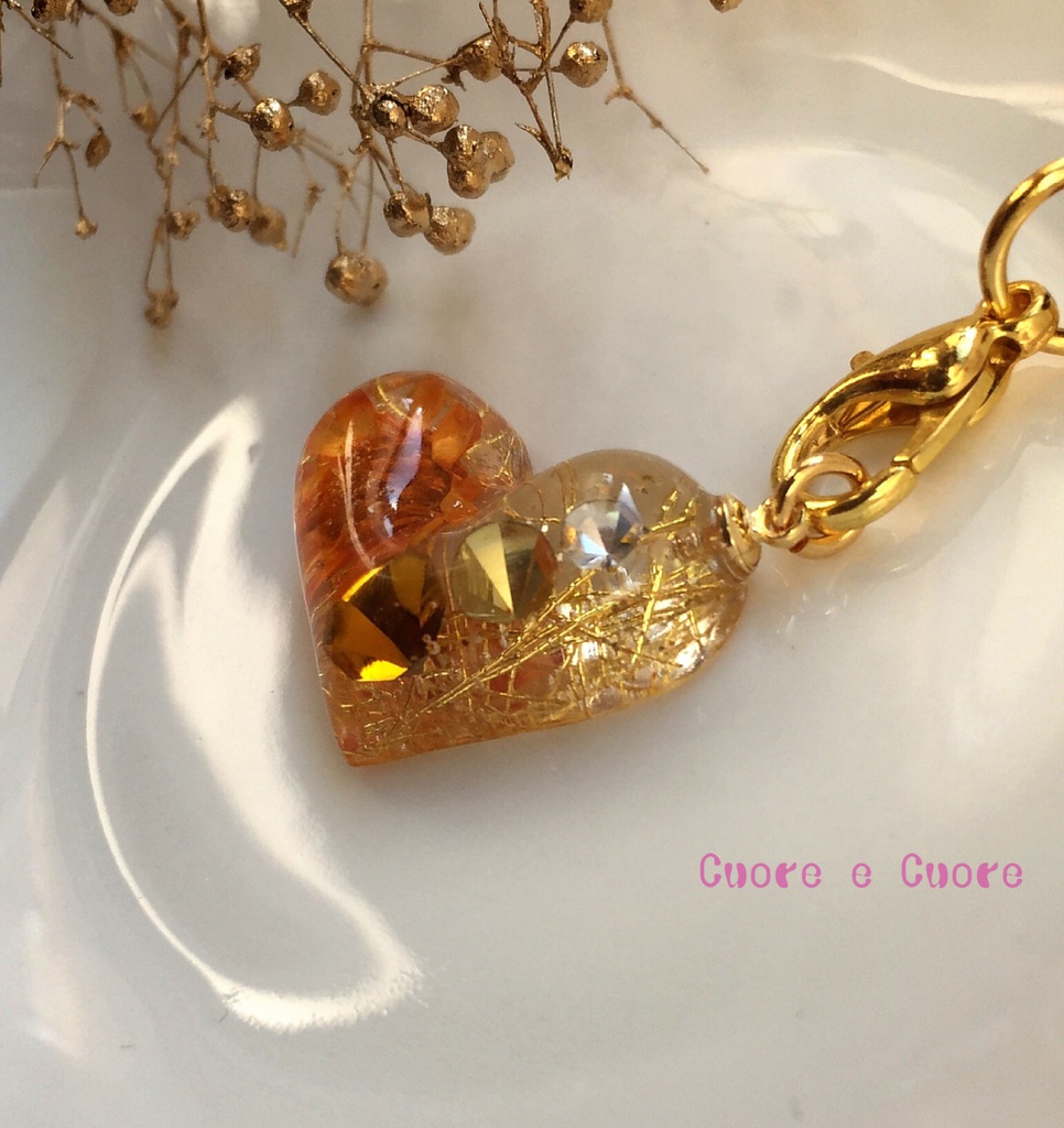 オレンジダイヤのぷっくりハートストラップ