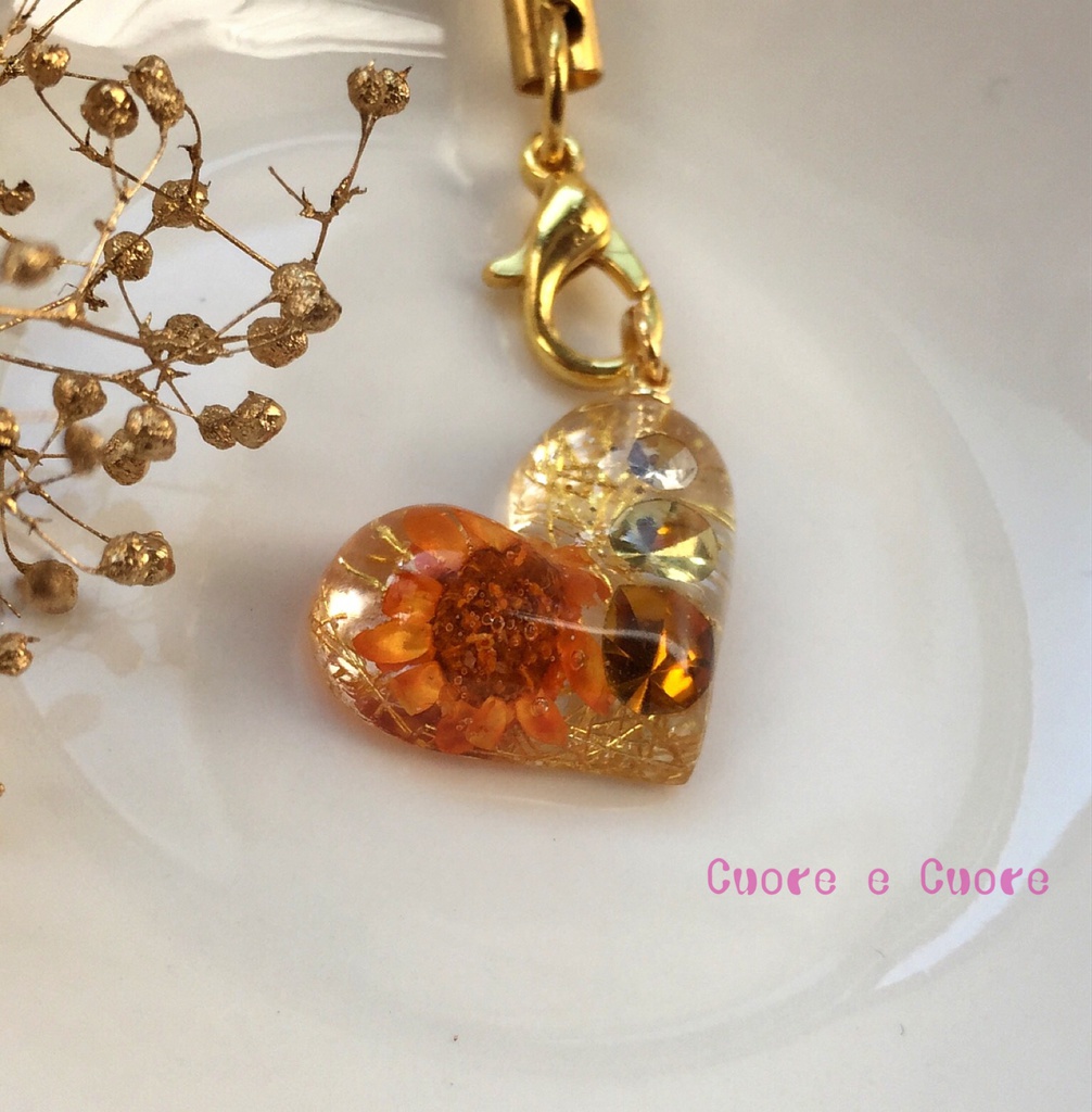 オレンジダイヤのぷっくりハートストラップ