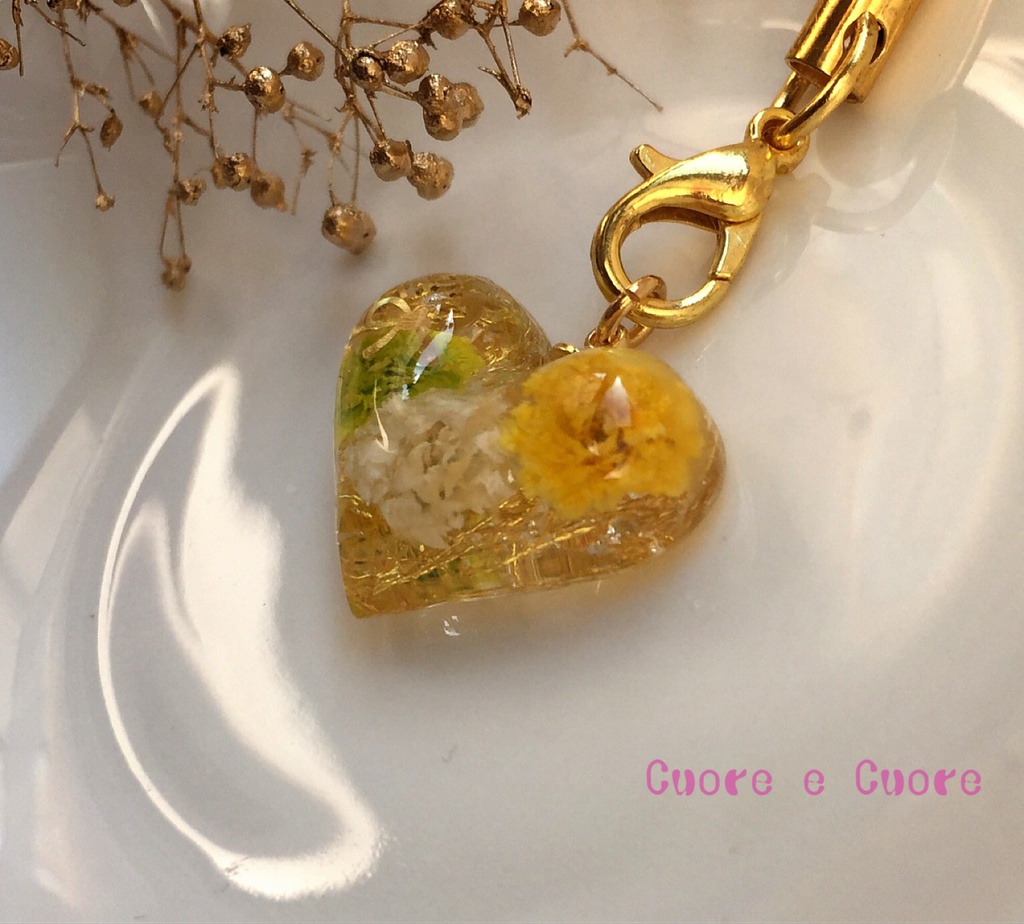 お花畑のぷっくりハートストラップ