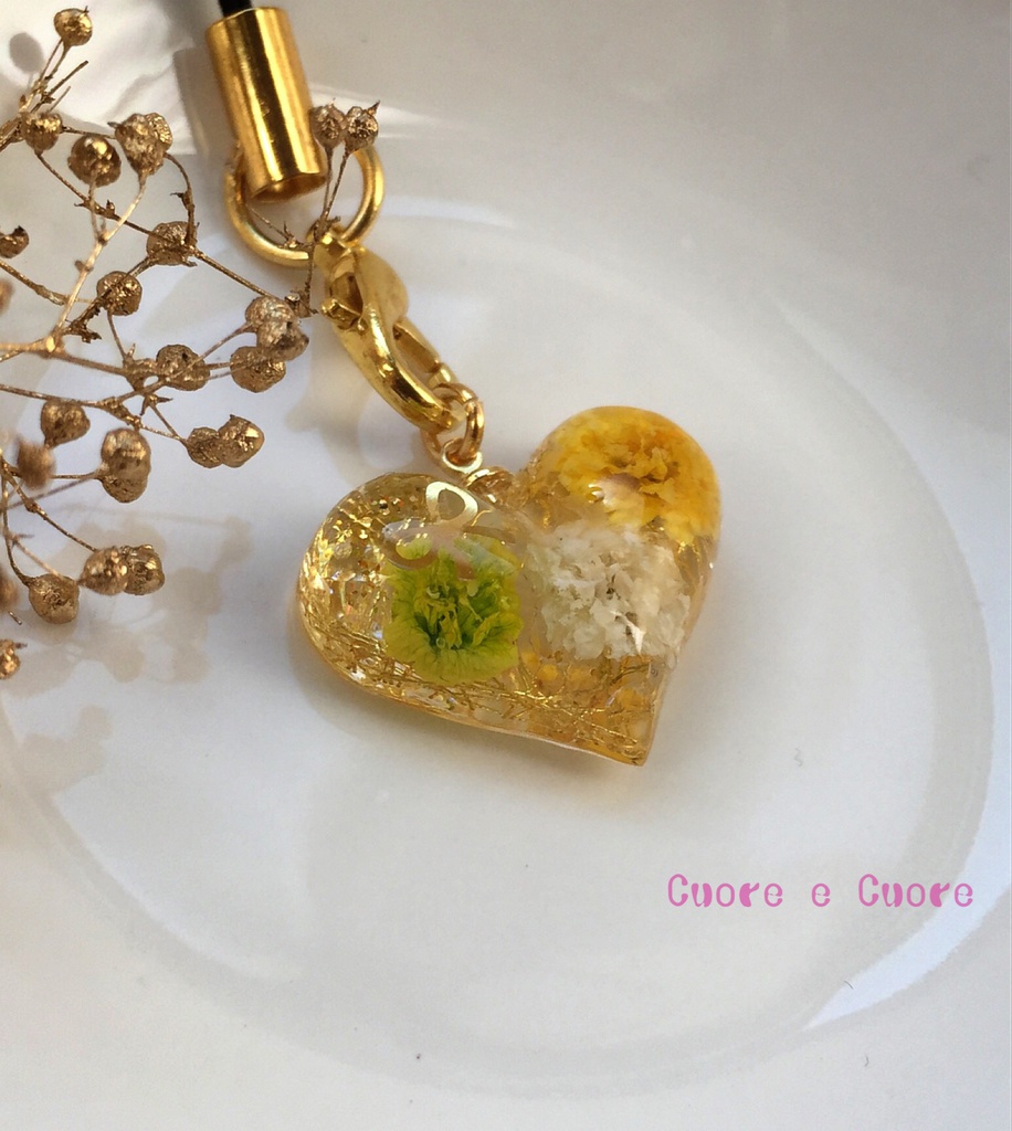 お花畑のぷっくりハートストラップ