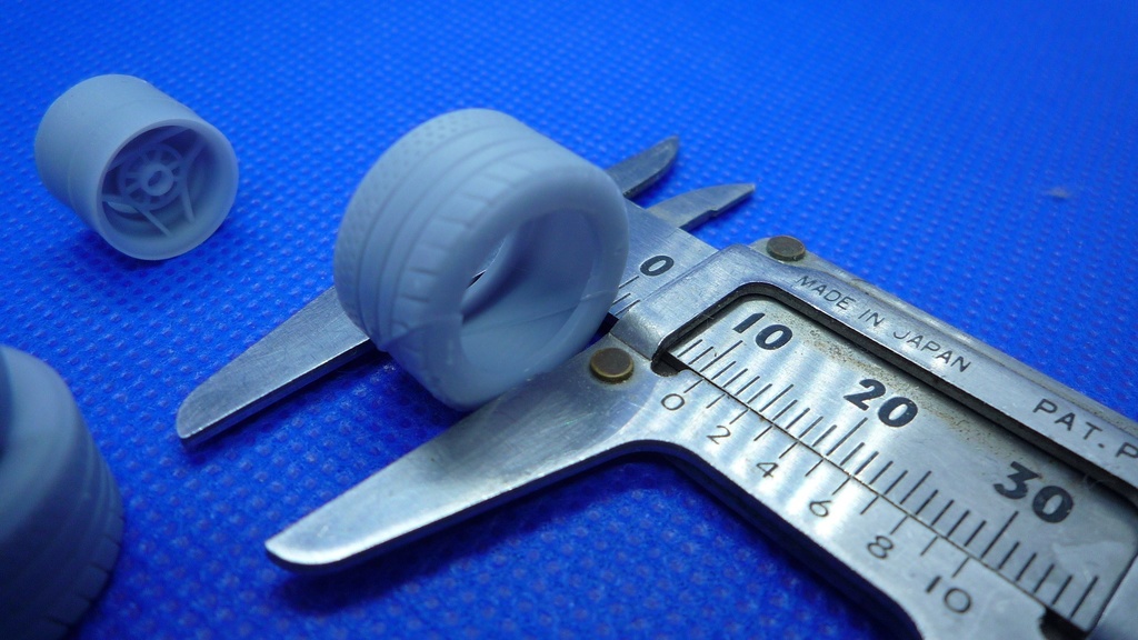 汎用 1/24 10インチ Giannnini Works(ジャンニーニワークス)風 セミレーシングタイヤセット