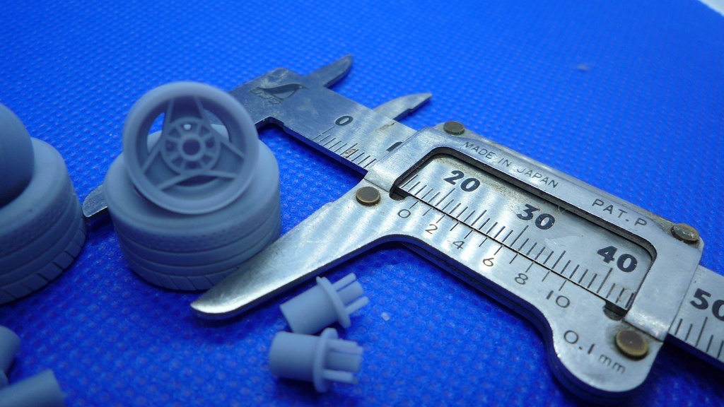 汎用 1/24 10インチ Giannnini Works(ジャンニーニワークス)風 セミレーシングタイヤセット