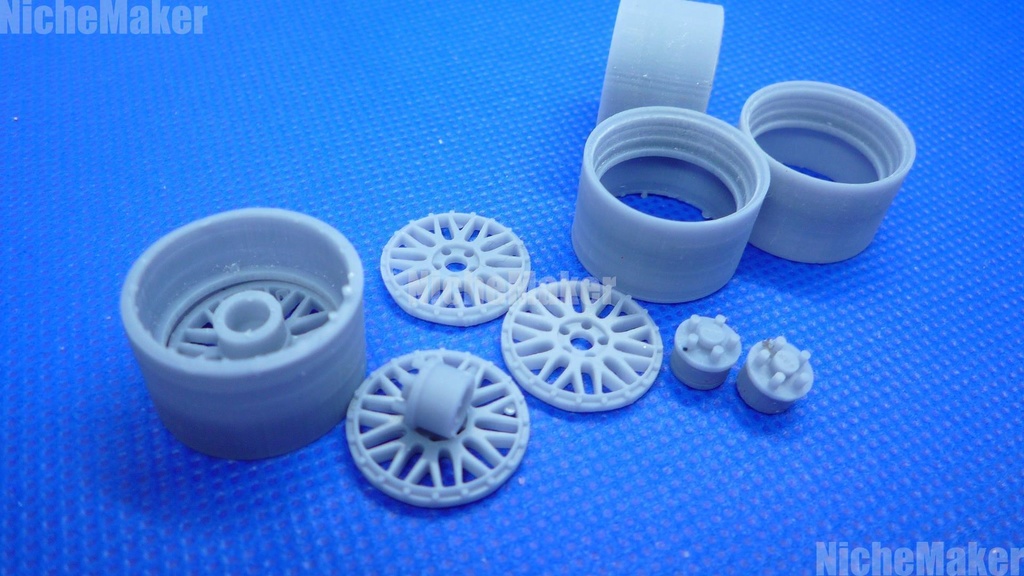 汎用 1/24 18インチ BBS LM風 ホイール (タイヤ付き)