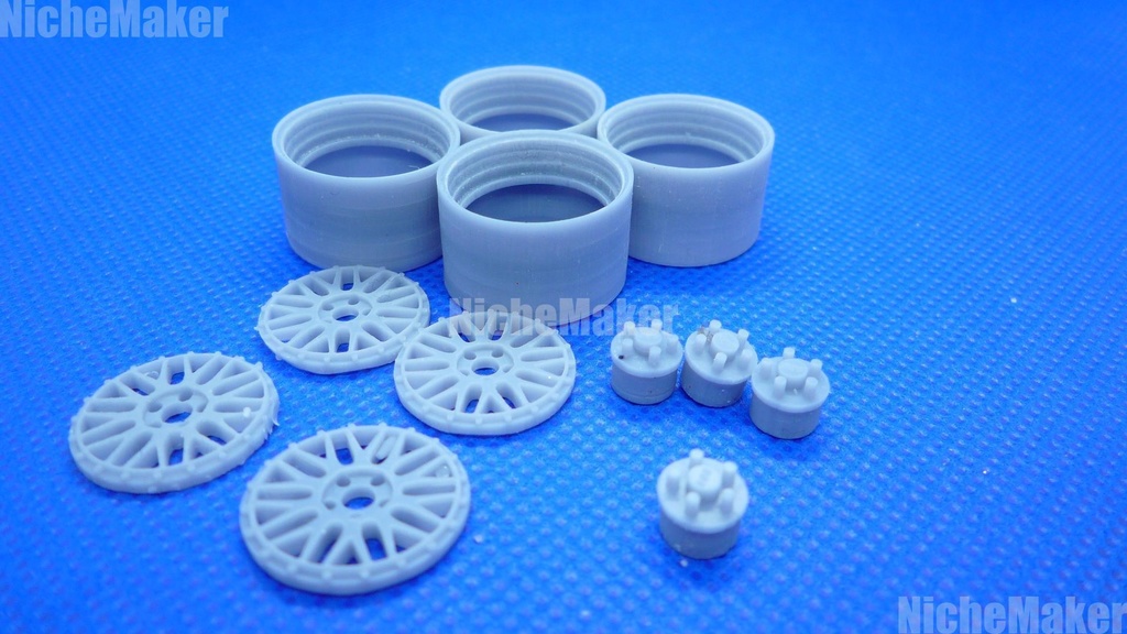 汎用 1/24 18インチ BBS LM風 ホイール (タイヤ付き)