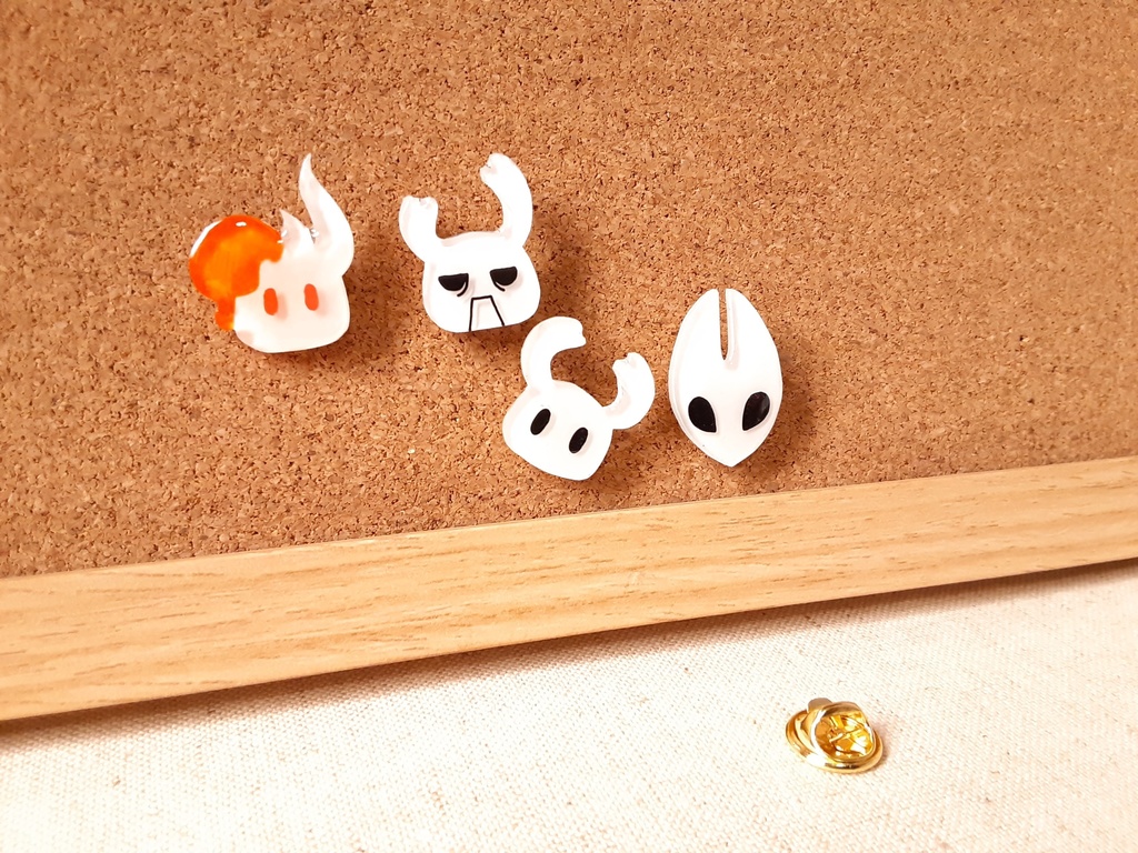 ホロウナイトピンバッジ大