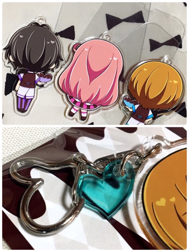 ハートチャーム付きアクリルキーホルダー