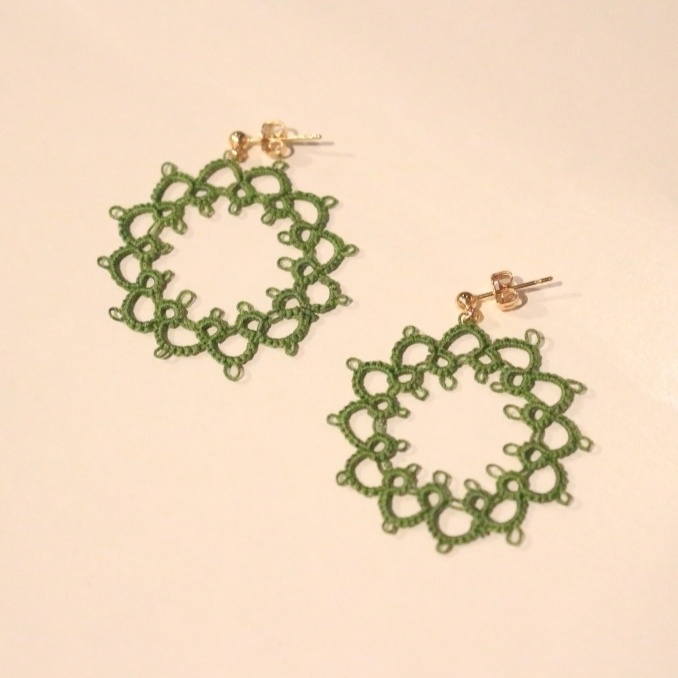耳元で揺れるレース ピアス/イヤリング (ハンドメイド)