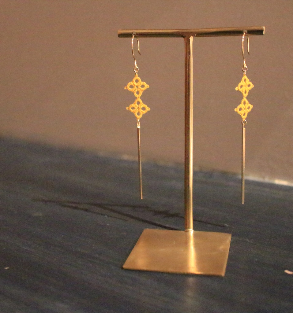 耳元で揺れる花のレース ピアス/イヤリング (ハンドメイド)