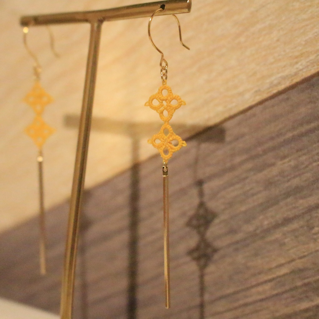 耳元で揺れる花のレース ピアス/イヤリング (ハンドメイド)