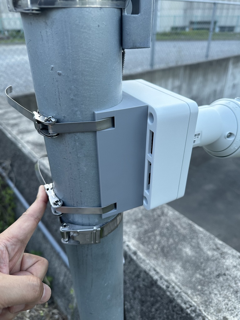 i-PROバレット型カメラ向けポール取付けマウント(直径8〜10cm)