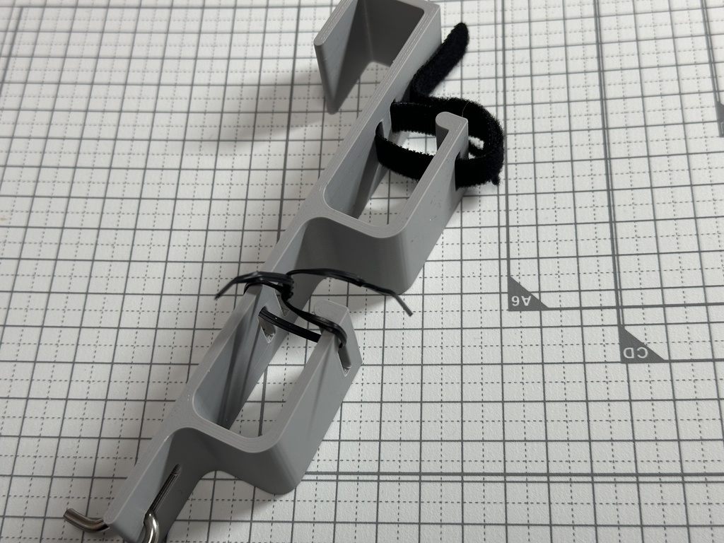 事務机の背面とかに付けられるケーブルフック