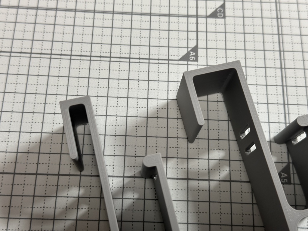 事務机の背面とかに付けられるケーブルフック