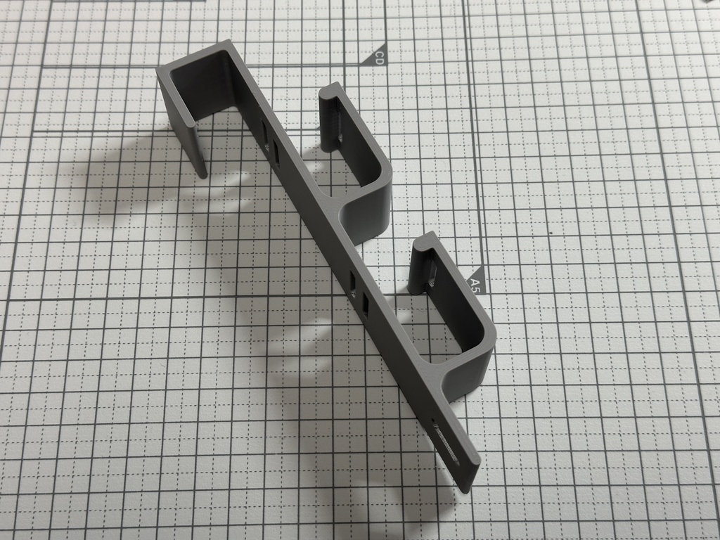 事務机の背面とかに付けられるケーブルフック