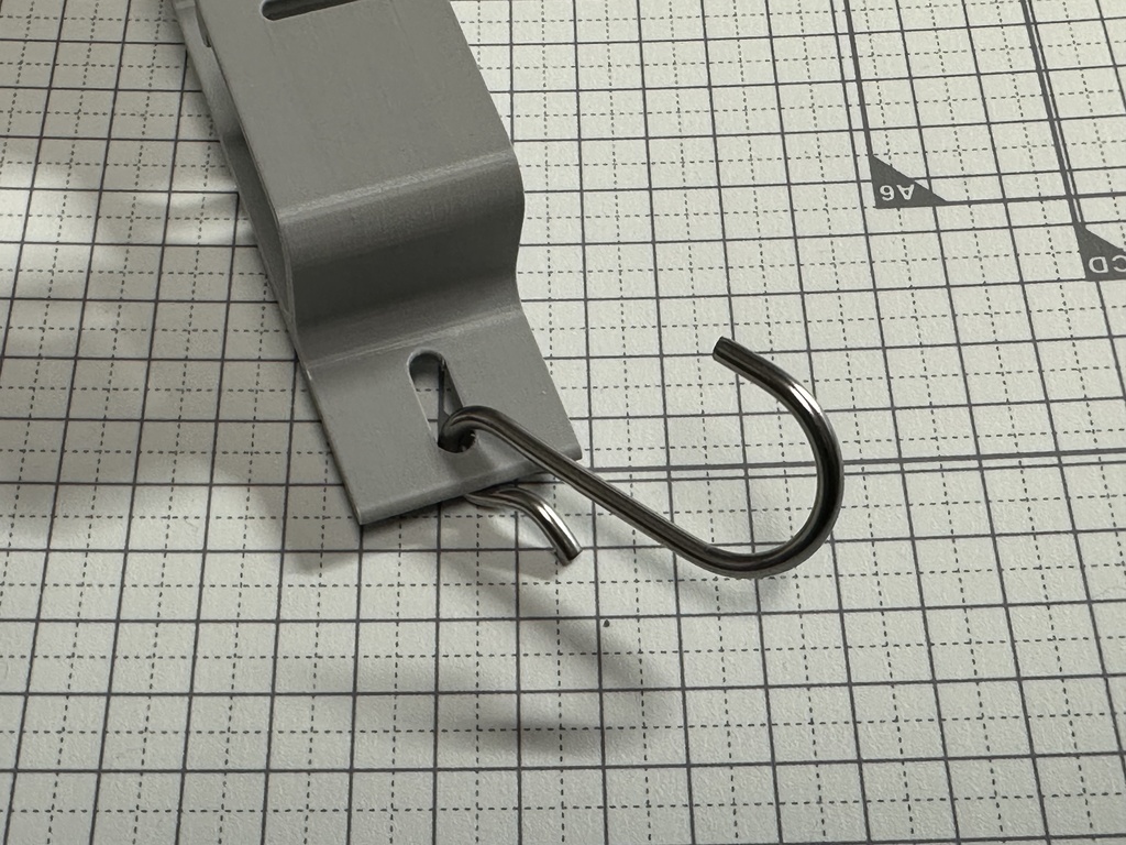 事務机の背面とかに付けられるケーブルフック