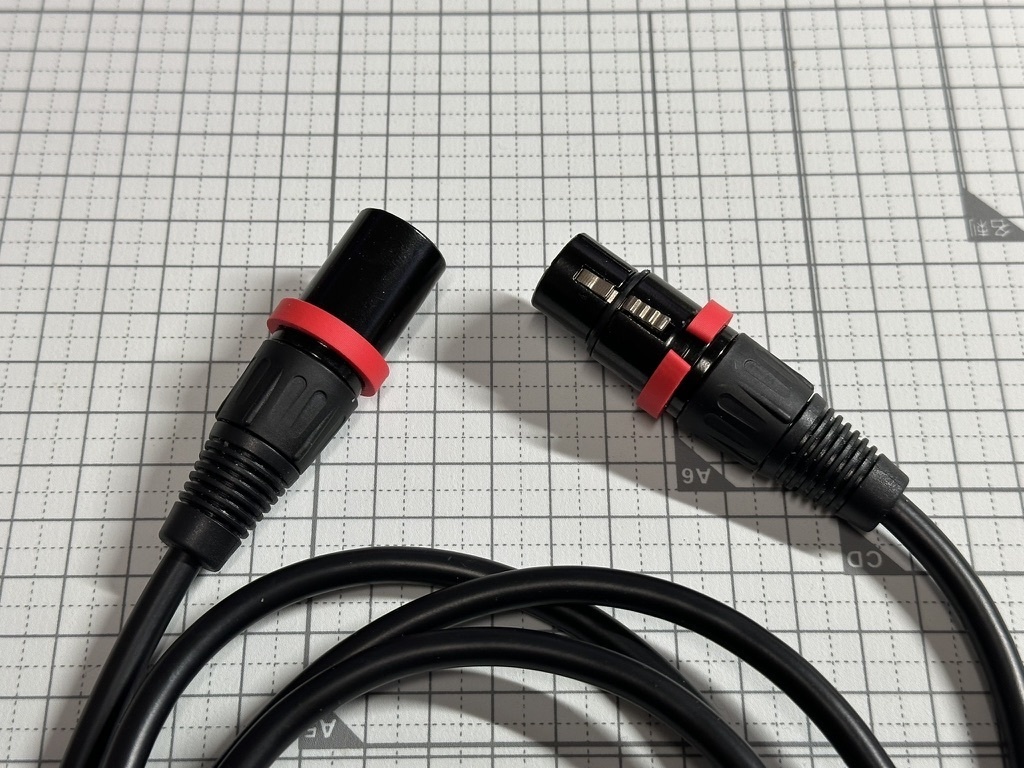 一部のXLRプラグにある謎の溝に着けるケーブル識別リング
