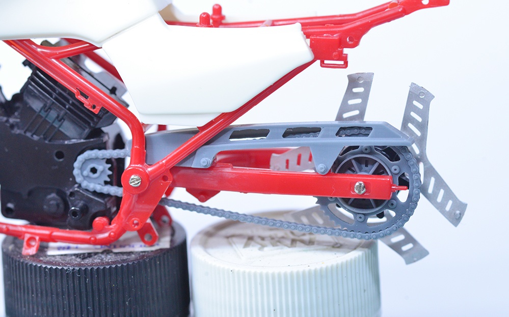 1/12 VT250F用チェーン、スプロケット、チェーンカバー(MC08 初期丸フレーム用) 3Dプリンタ出力未塗装キット