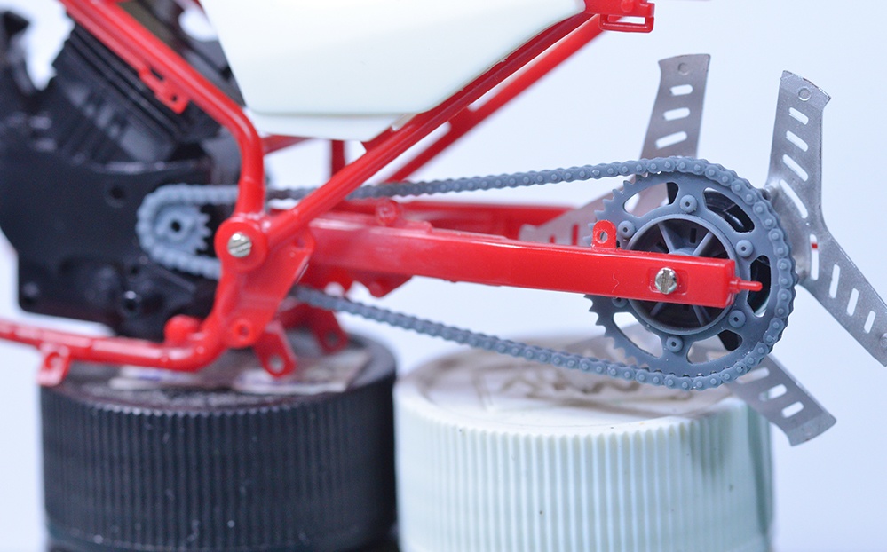 1/12 VT250F用チェーン、スプロケット、チェーンカバー(MC08 初期丸フレーム用) 3Dプリンタ出力未塗装キット