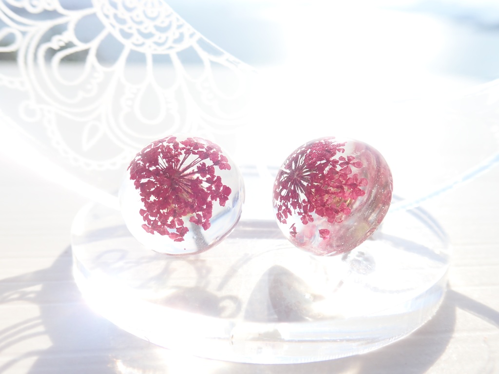 レースフラワーのピアス 半球 ワインレッド