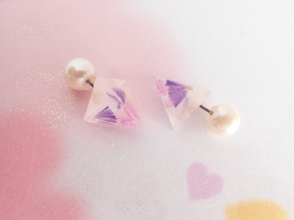 本物のお花 パールピンク色 三角錐 ピアス