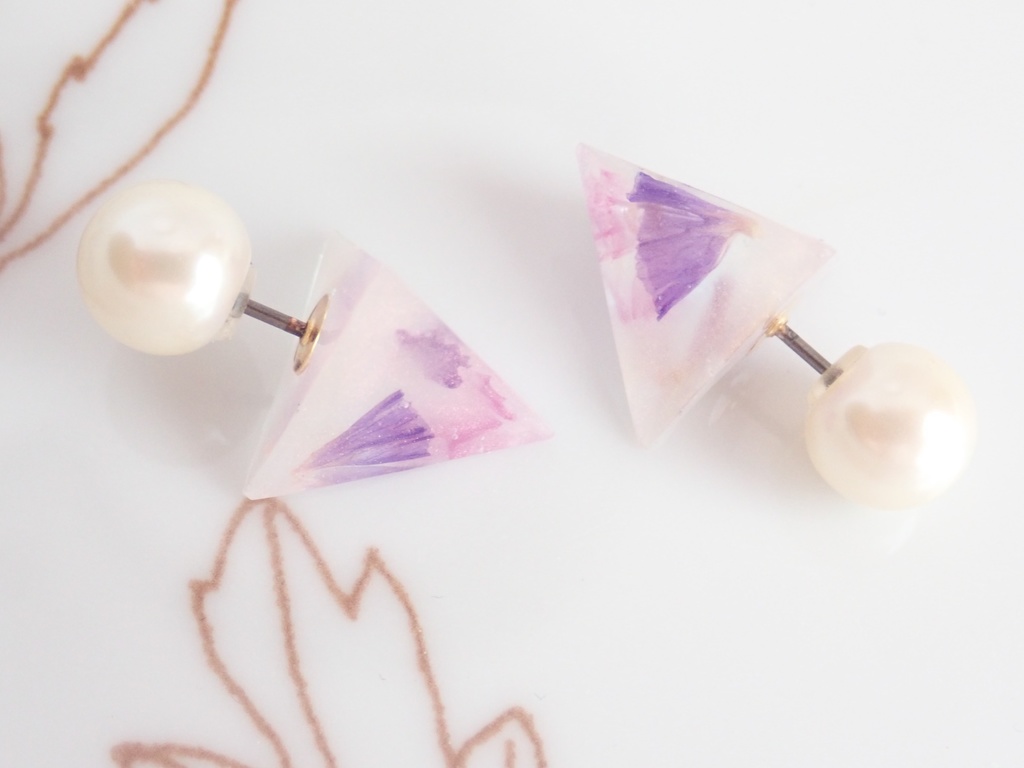 本物のお花 パールピンク色 三角錐 ピアス